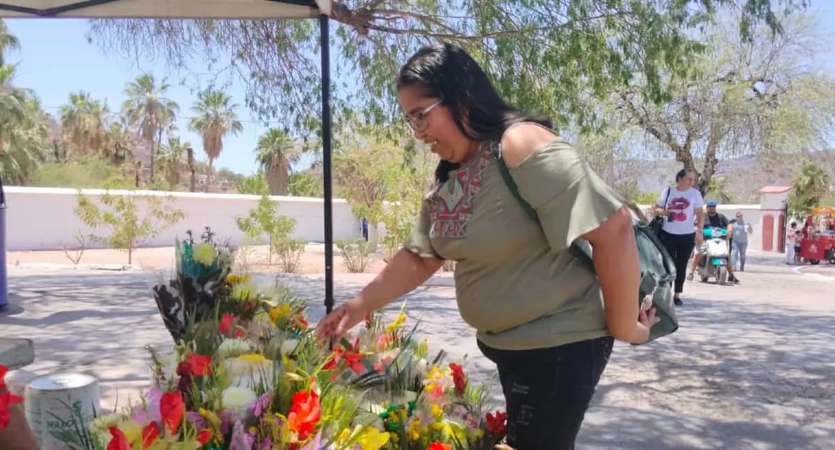 Guaymas: Comerciantes registran buenas ventas en panteones por 10 de mayo