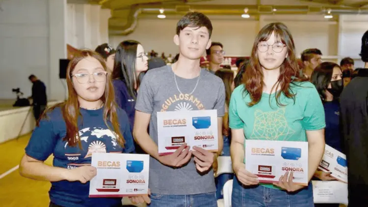 Estudiantes de universidades públicas han sido beneficiados con chips para conectividad gratuita.