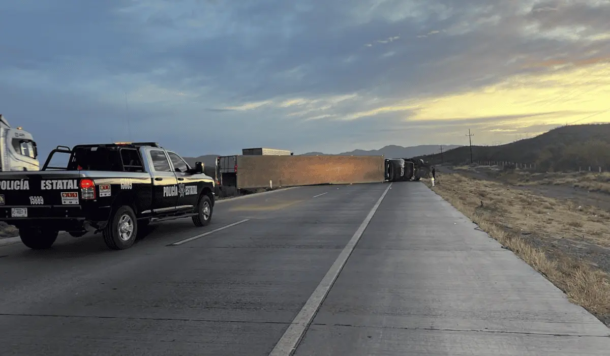 Alertan por accidente de tractocamión en la carretera Santa Ana-Magdalena