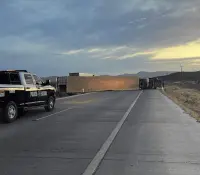 Alertan por accidente de tractocamión en la carretera Santa Ana-Magdalena