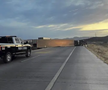 Alertan por accidente de tractocamión en la carretera Santa Ana-Magdalena