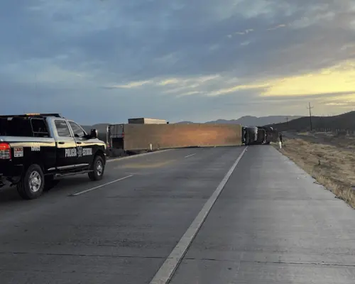Alertan por accidente de tractocamión en la carretera Santa Ana-Magdalena