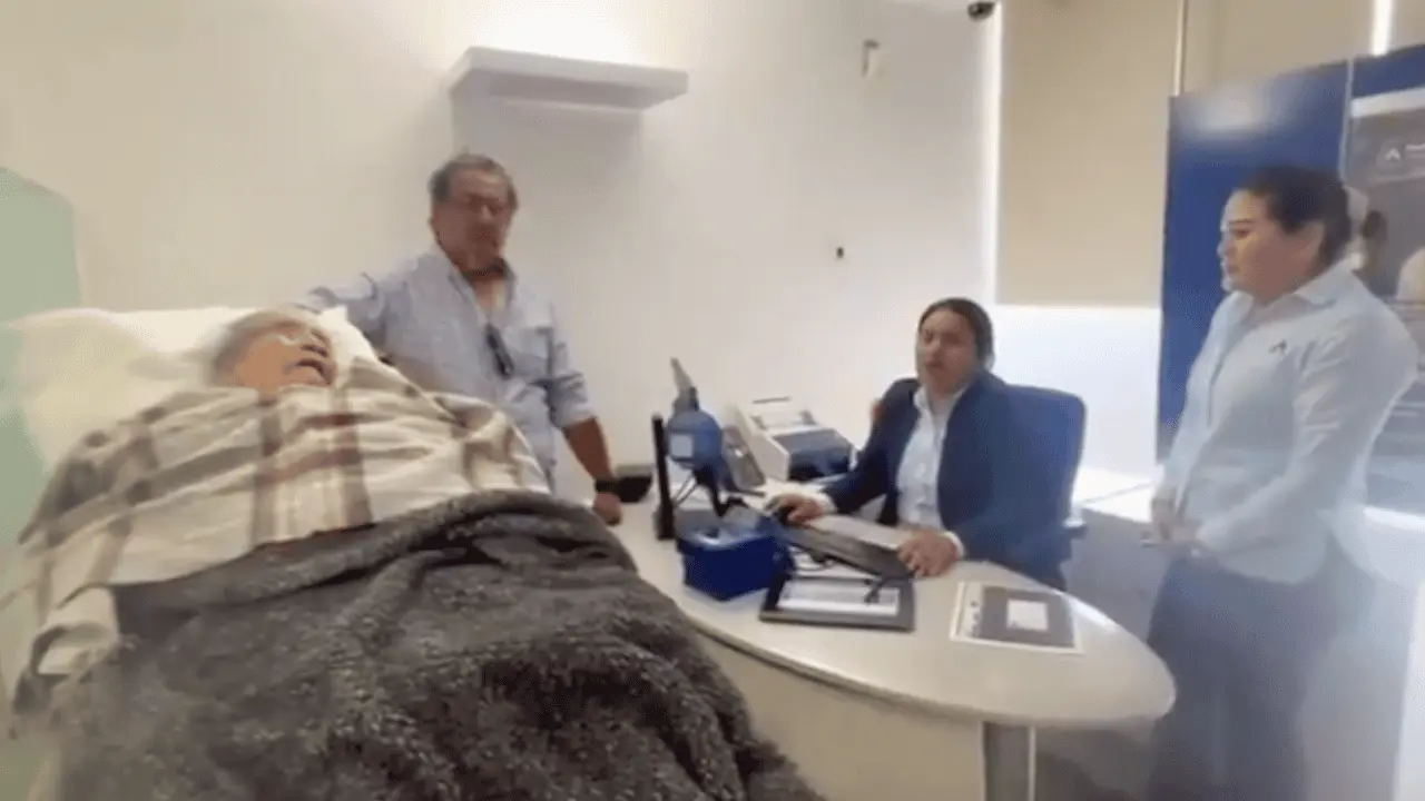 BBVA exige a mujer de 96 años ir en camilla para pagarle su pensión