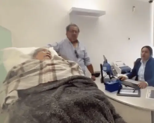 BBVA exige a mujer de 96 años ir en camilla para pagarle su pensión