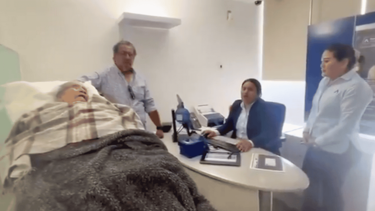 BBVA exige a mujer de 96 años ir en camilla para pagarle su pensión