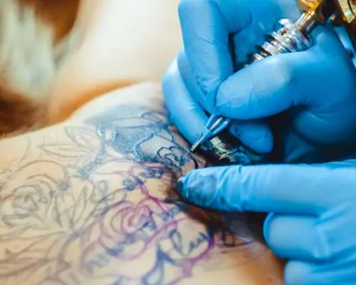 FDA alerta por tinta para tatuajes contaminada con bacterias peligrosas