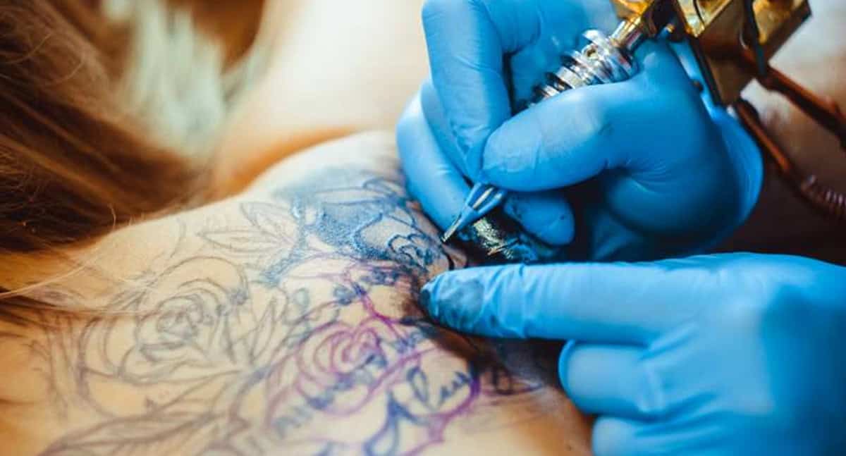 FDA alerta por tinta para tatuajes contaminada con bacterias peligrosas