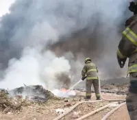 Galería | Incendio de basura y llantas genera gran columna de humo