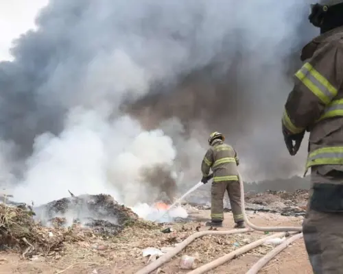 Galería | Incendio de basura y llantas genera gran columna de humo