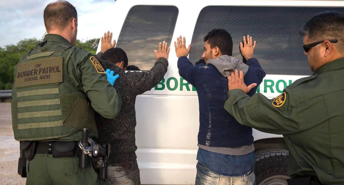 Arrestos de migrantes suben 16.7% en abril pese a baja histórica anual