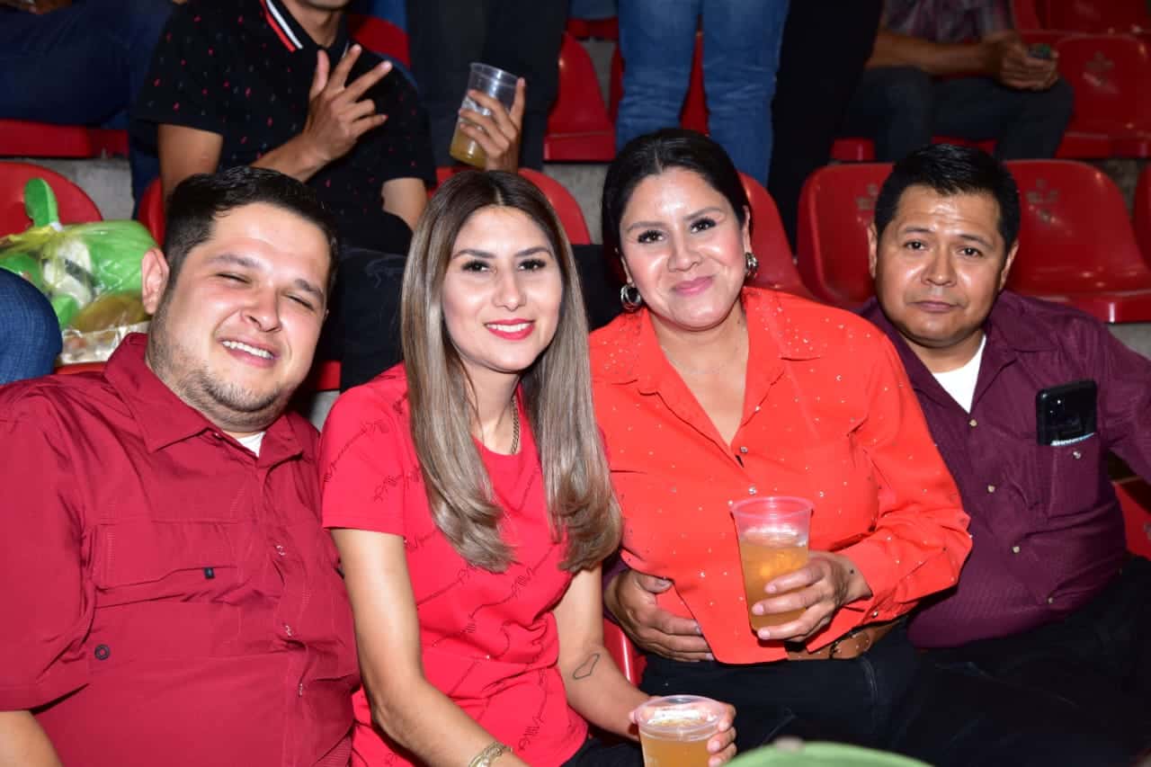 Kevyn Contreras y Brincos Dieras sacan carcajadas en el Palenque