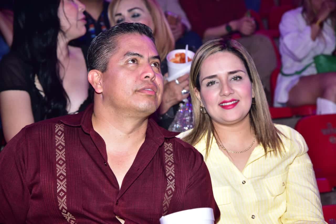 Kevyn Contreras y Brincos Dieras sacan carcajadas en el Palenque