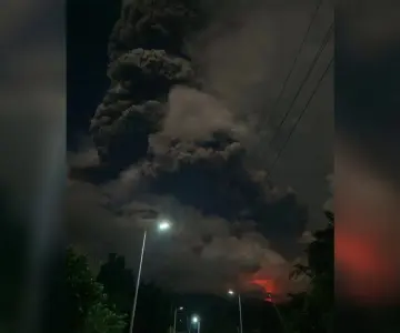 Filipinas: Entra volcán Canlaón en erupción