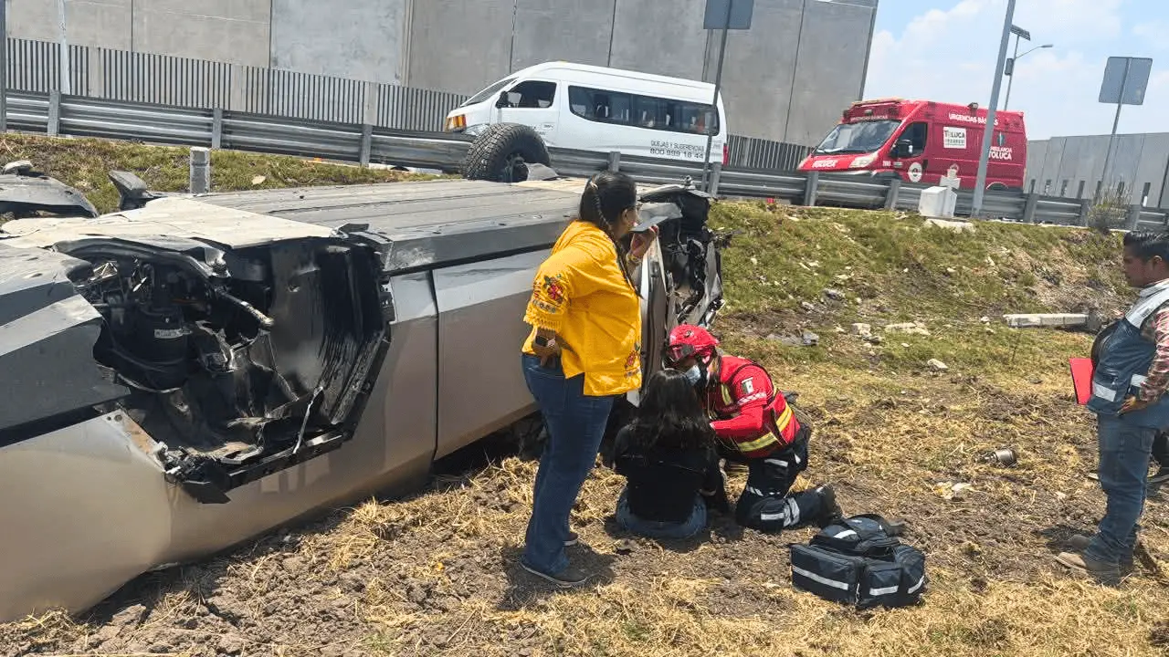Volcadura de Cybertruck en Toluca deja lujoso vehículo destrozado