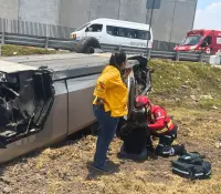Volcadura de Cybertruck en Toluca deja lujoso vehículo destrozado