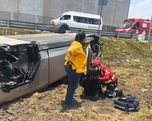 Volcadura de Cybertruck en Toluca deja lujoso vehículo destrozado