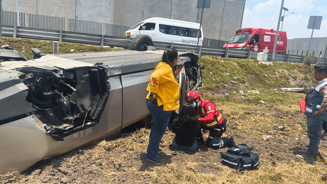 Volcadura de Cybertruck en Toluca deja lujoso vehículo destrozado