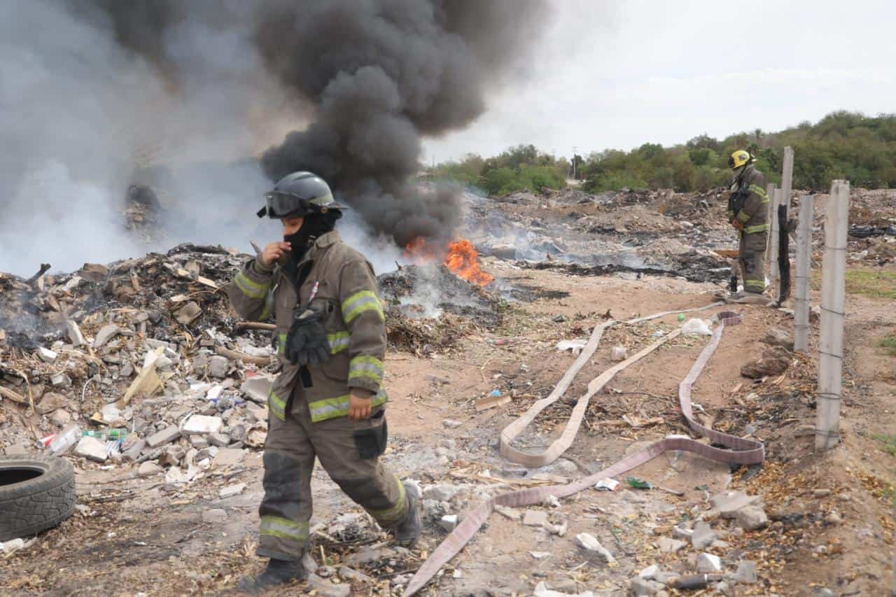 Galería | Incendio de basura y llantas genera gran columna de humo