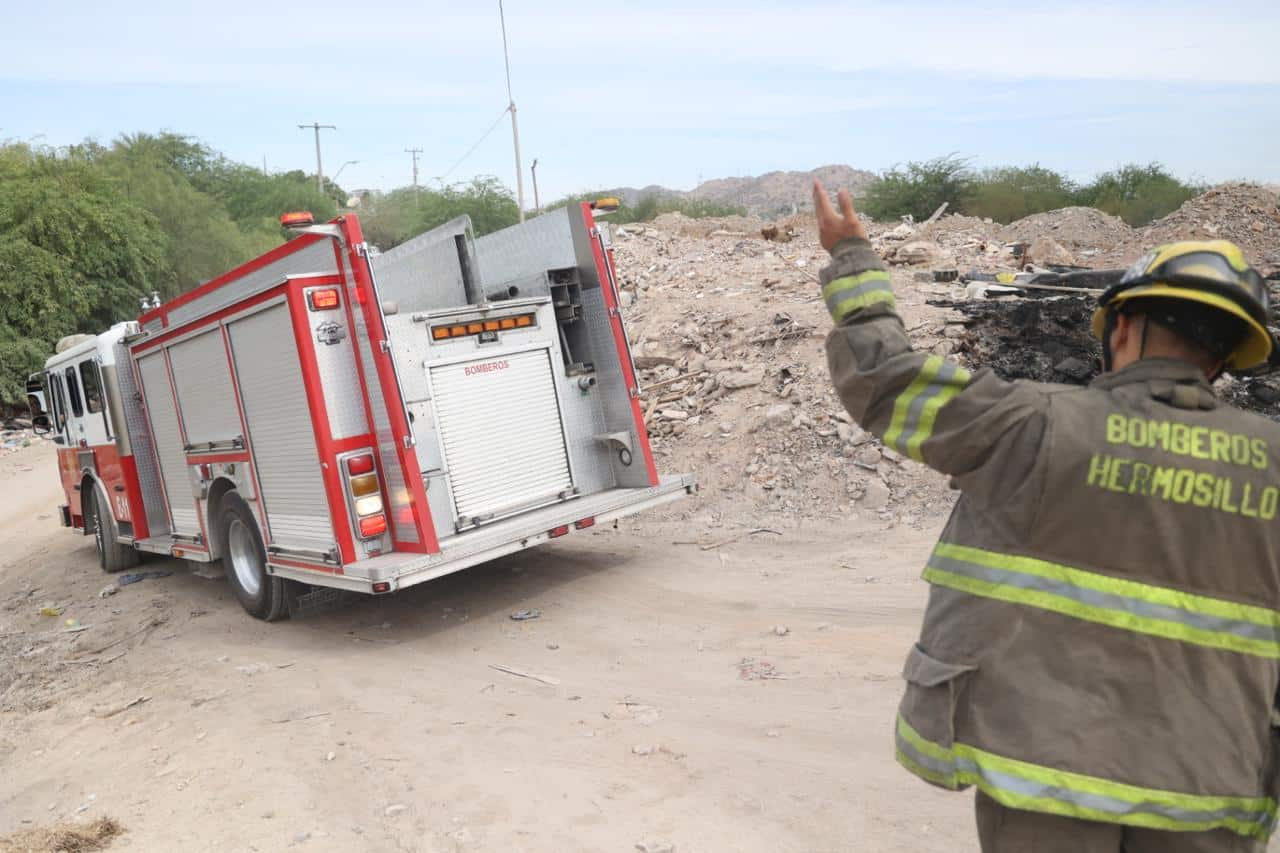 Galería | Incendio de basura y llantas genera gran columna de humo