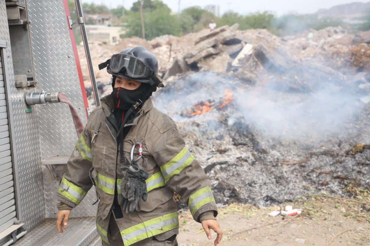 Galería | Incendio de basura y llantas genera gran columna de humo