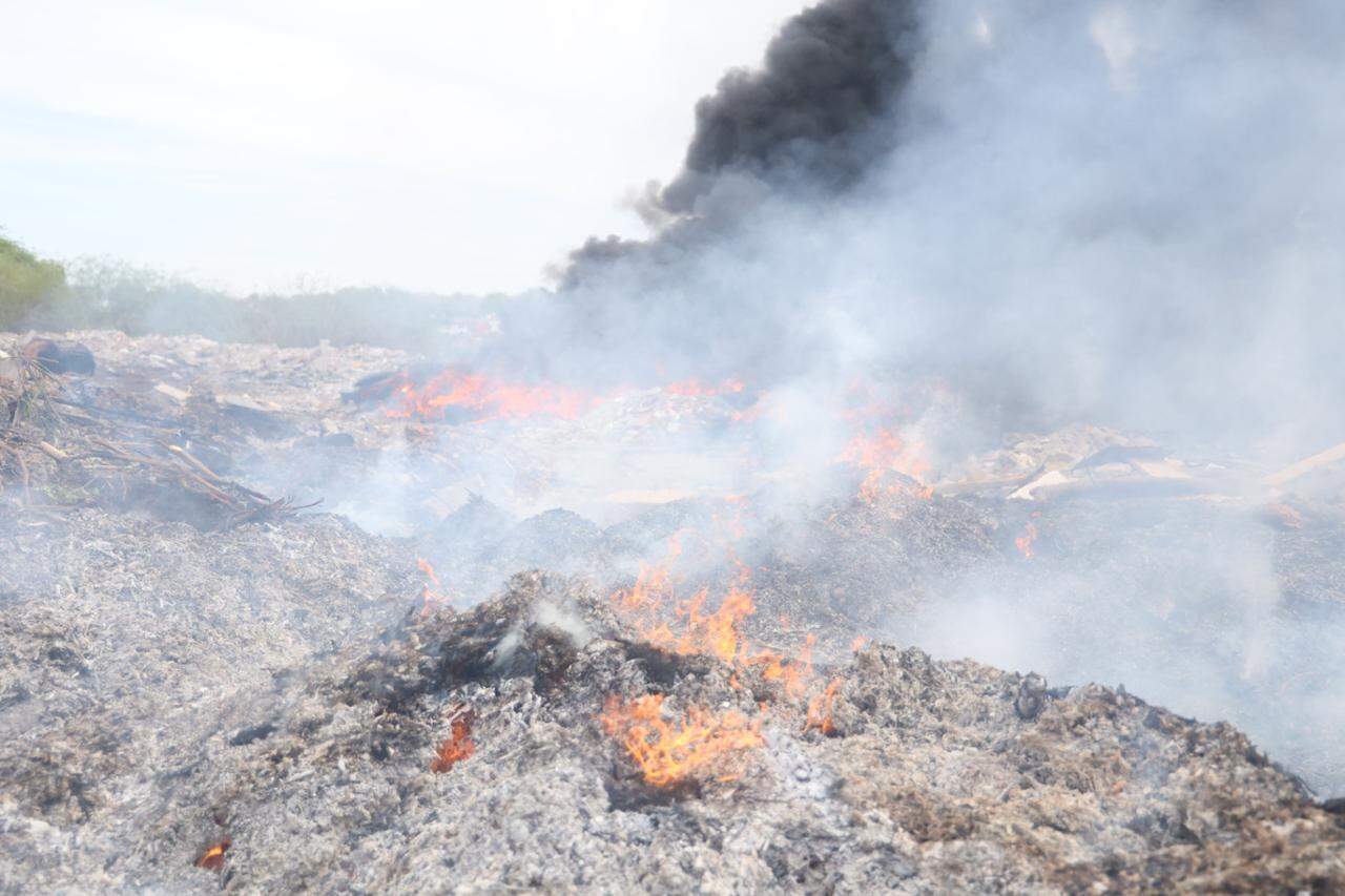 Galería | Incendio de basura y llantas genera gran columna de humo