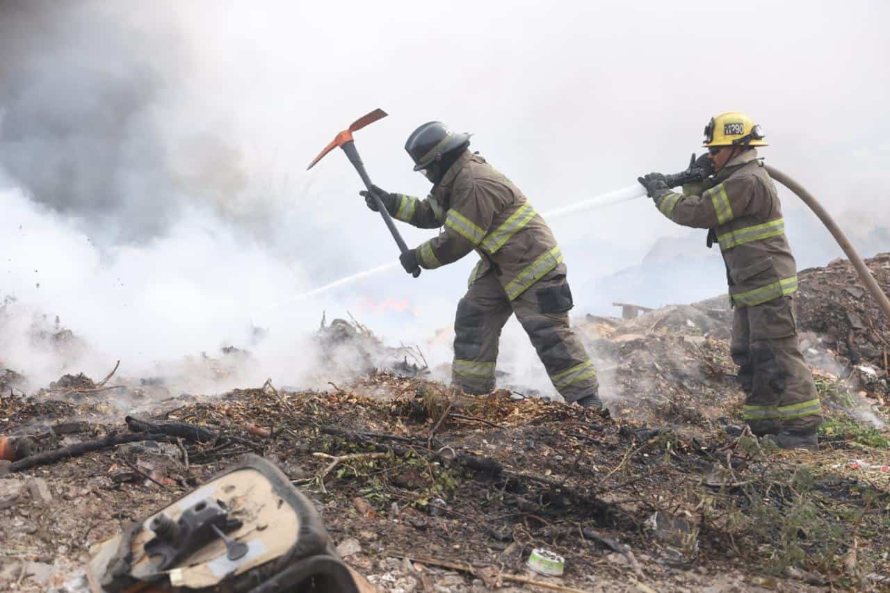 Galería | Incendio de basura y llantas genera gran columna de humo