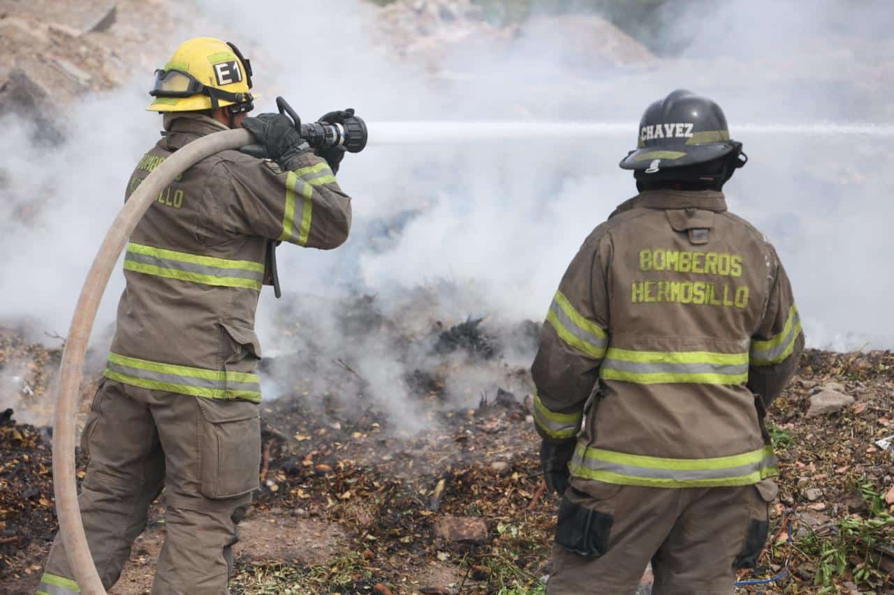 Galería | Incendio de basura y llantas genera gran columna de humo