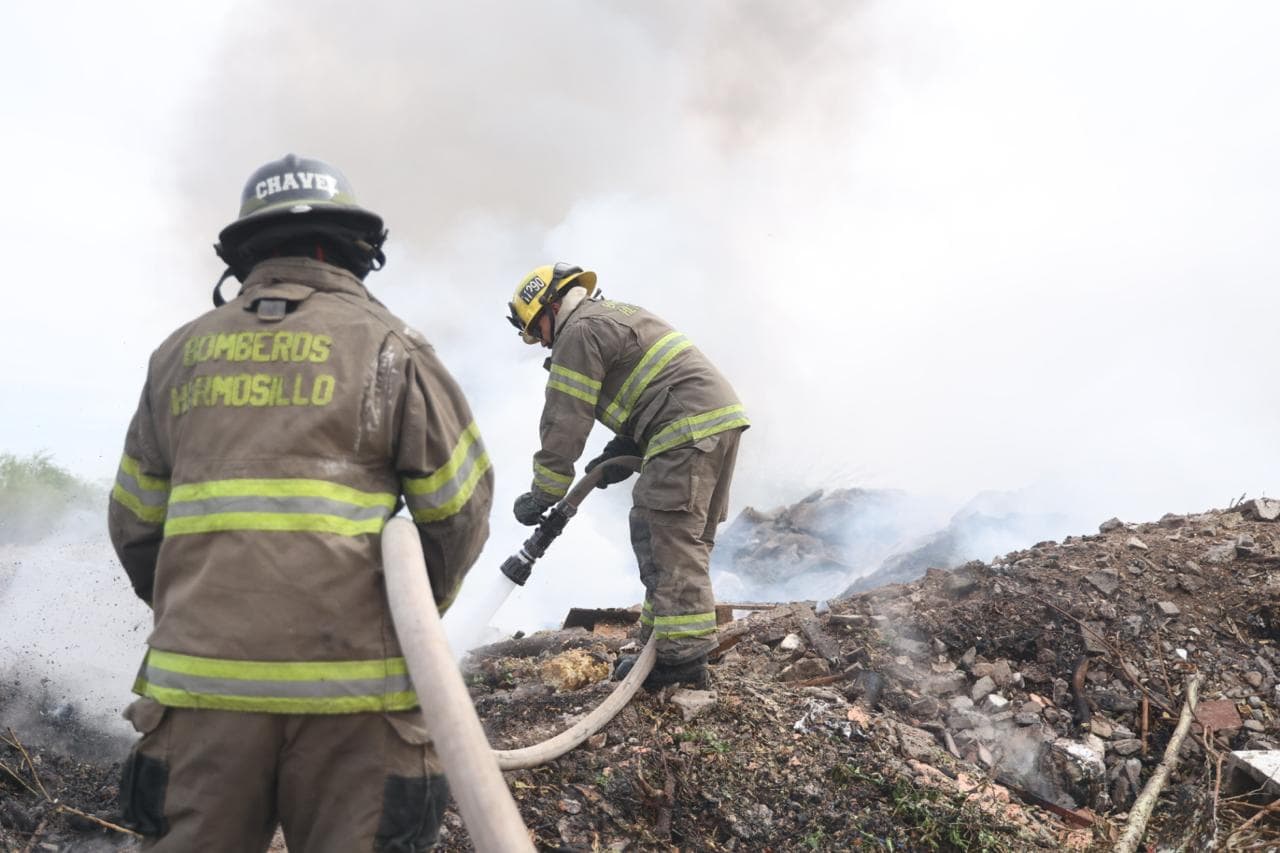 Galería | Incendio de basura y llantas genera gran columna de humo