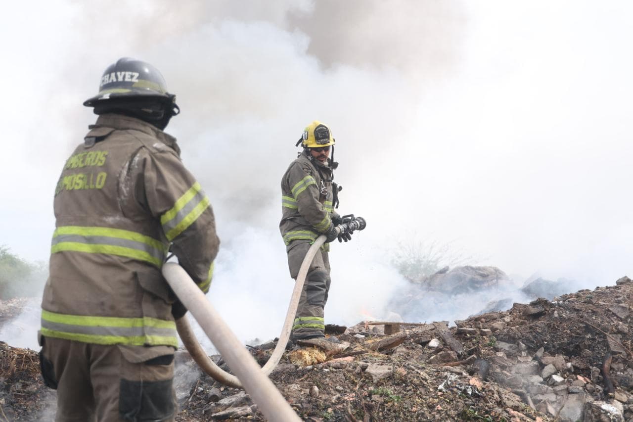 Galería | Incendio de basura y llantas genera gran columna de humo