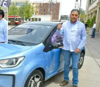 Alcalde Antonio Astiazarán entrega auto eléctrico a contribuyente cumplido