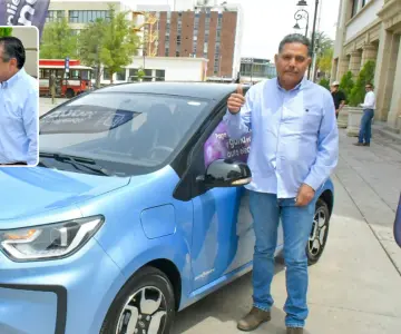 Alcalde Antonio Astiazarán entrega auto eléctrico a contribuyente cumplido