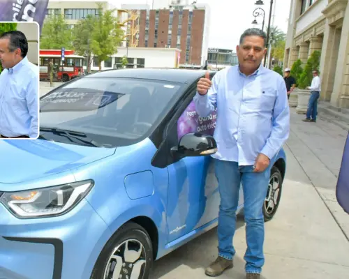Alcalde Antonio Astiazarán entrega auto eléctrico a contribuyente cumplido