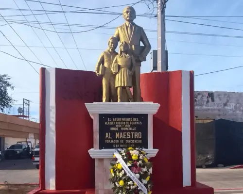 Conmemoran la labor de los docentes en el Día del Maestro en Guaymas
