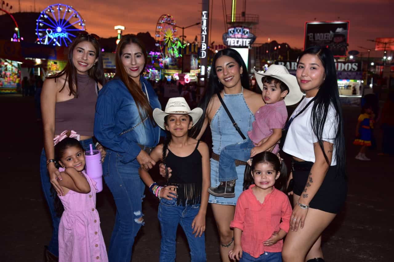 Familias pasan momento inigualable en la Fiesta del Pueblo