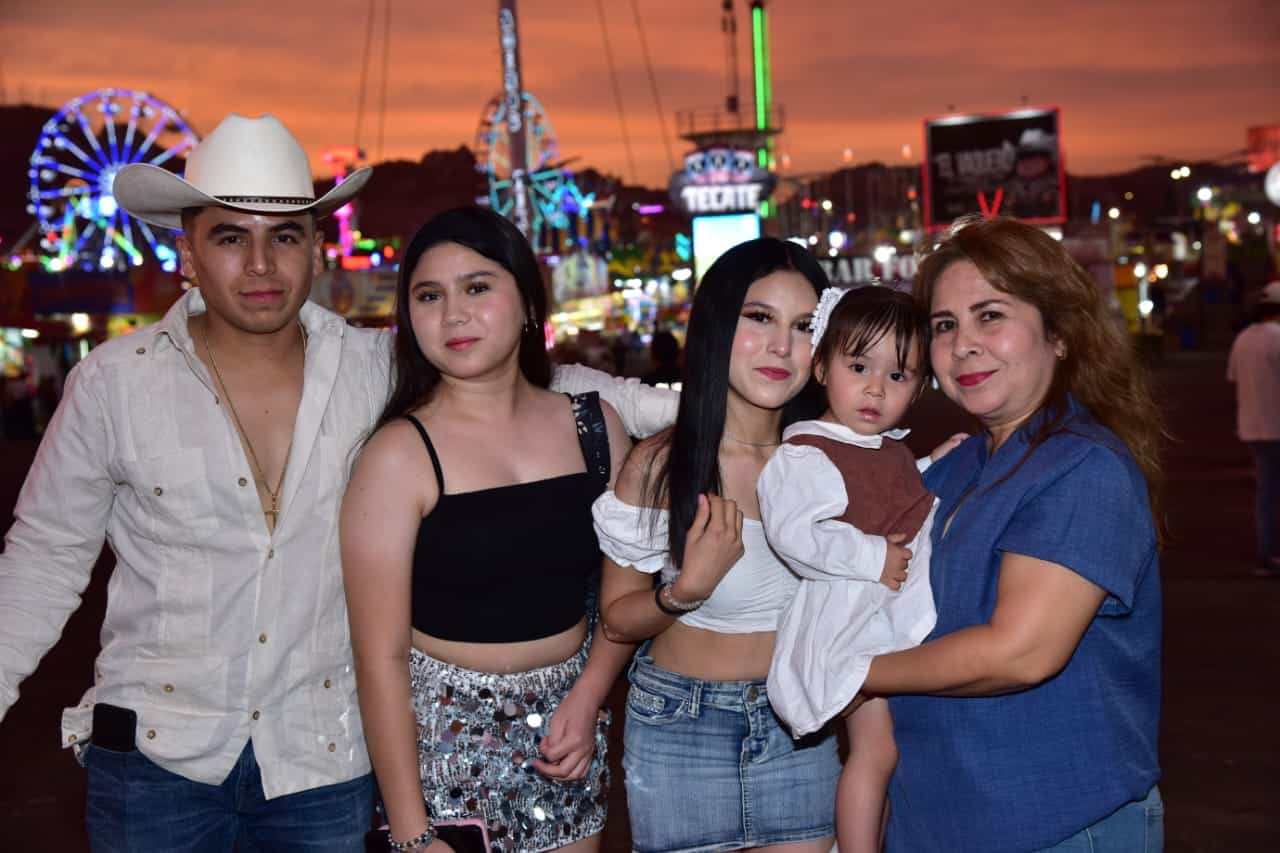 Familias pasan momento inigualable en la Fiesta del Pueblo