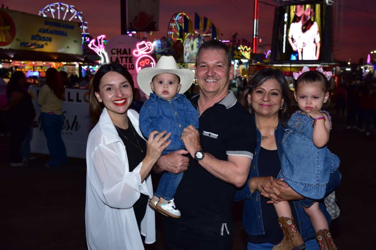 Familias pasan momento inigualable en la Fiesta del Pueblo