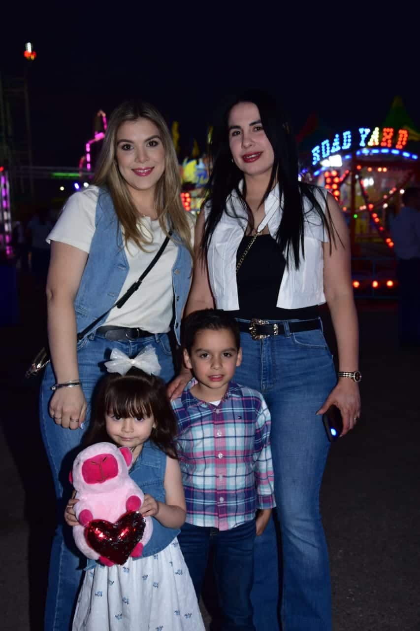 Familias pasan momento inigualable en la Fiesta del Pueblo