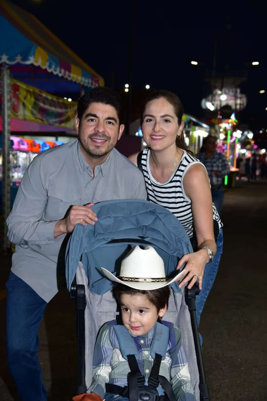 Familias pasan momento inigualable en la Fiesta del Pueblo