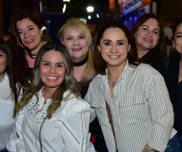 Noche de Pandora y Flans: Asistentes a la espera de la presentación