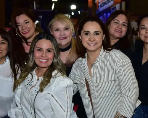 Noche de Pandora y Flans: Asistentes a la espera de la presentación
