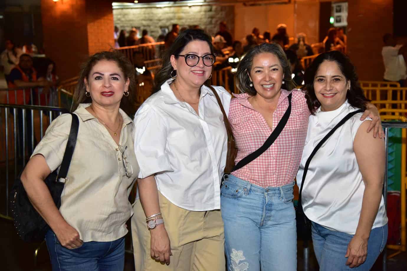 Noche de Pandora y Flans: Asistentes a la espera de la presentación