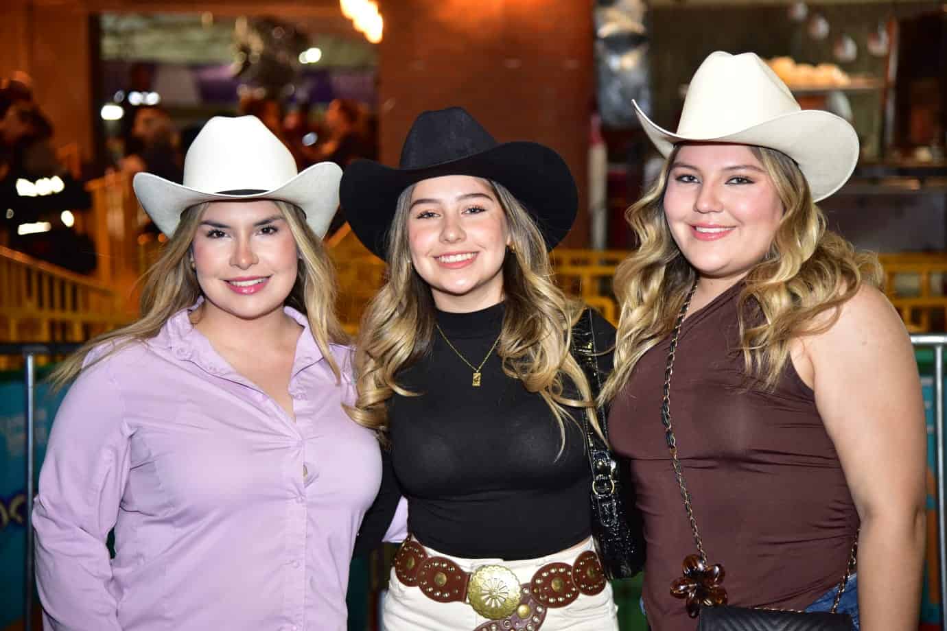 Noche de Pandora y Flans: Asistentes a la espera de la presentación