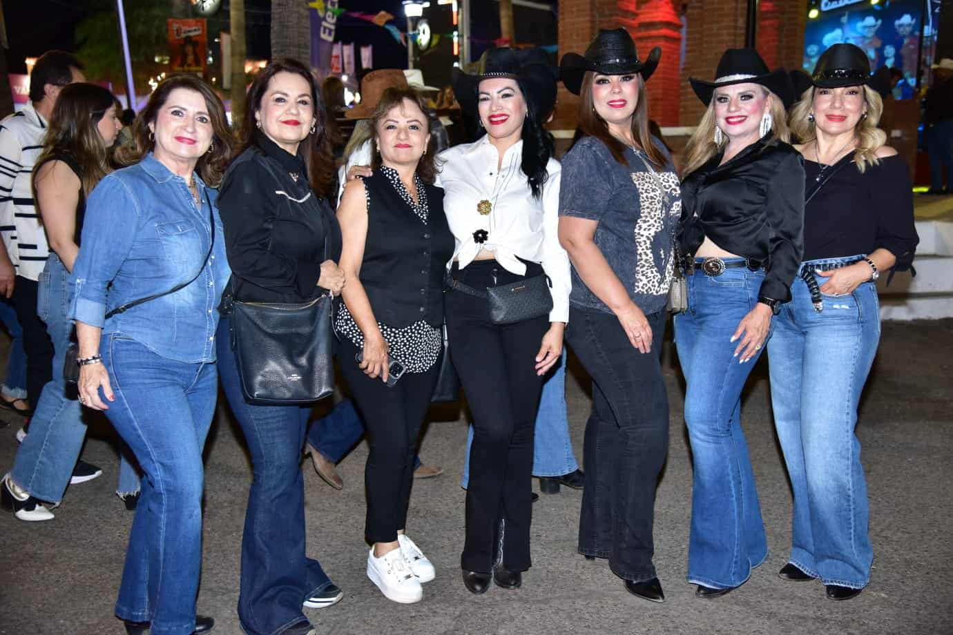 Noche de Pandora y Flans: Asistentes a la espera de la presentación