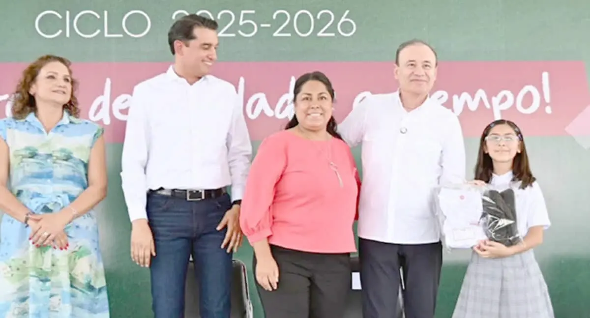 Uniformes gratis y a tiempo para próximo ciclo escolar