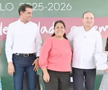 Uniformes gratis y a tiempo para próximo ciclo escolar