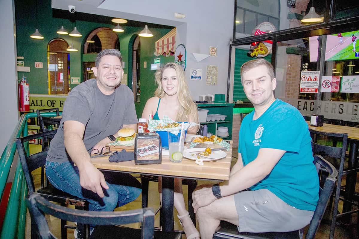 Disfrutan entre amigos en BallPark