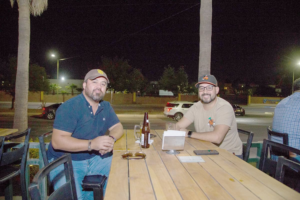Disfrutan entre amigos en BallPark