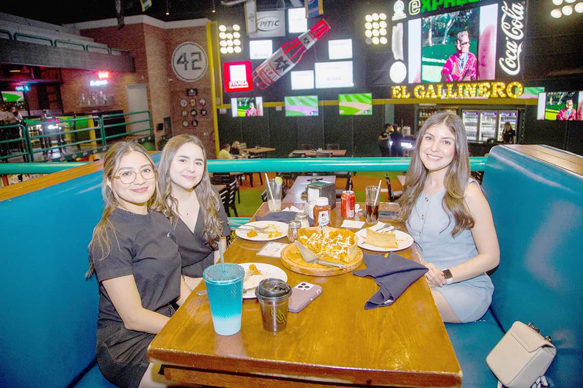 Disfrutan entre amigos en BallPark