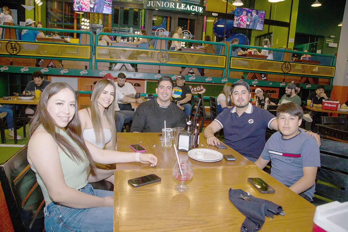 Disfrutan entre amigos en BallPark