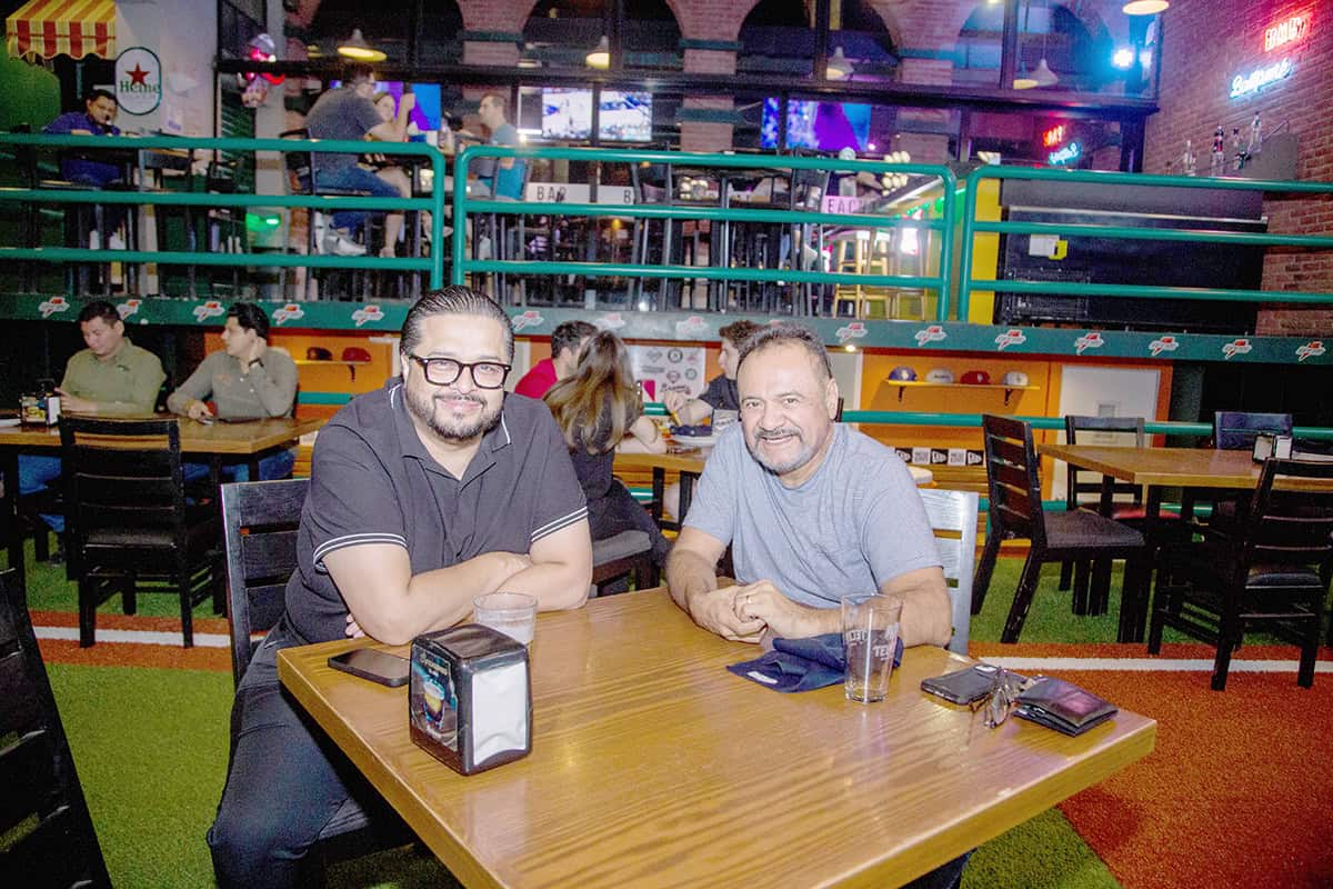 Disfrutan entre amigos en BallPark
